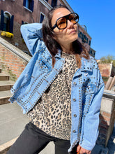 Carica l'immagine nel visualizzatore di Gallery, Susy Mix Giubbino Jeans Borchie
