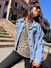 Carica l'immagine nel visualizzatore di Gallery, Susy Mix Giubbino Jeans Borchie
