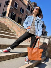 Carica l'immagine nel visualizzatore di Gallery, Susy Mix Giubbino Jeans Borchie

