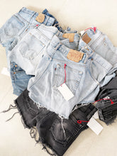 Carica l'immagine nel visualizzatore di Gallery, California Vintage Levi’s Shorts
